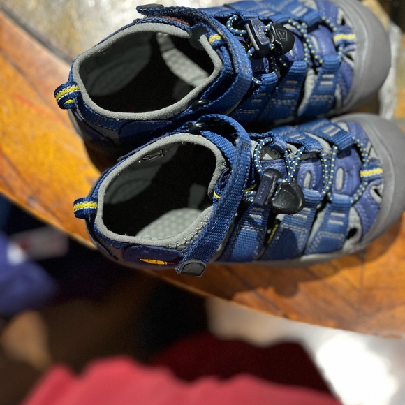 Selling my sons old Keens they are in great condition. Smoke free home. - Picture 3 of 4